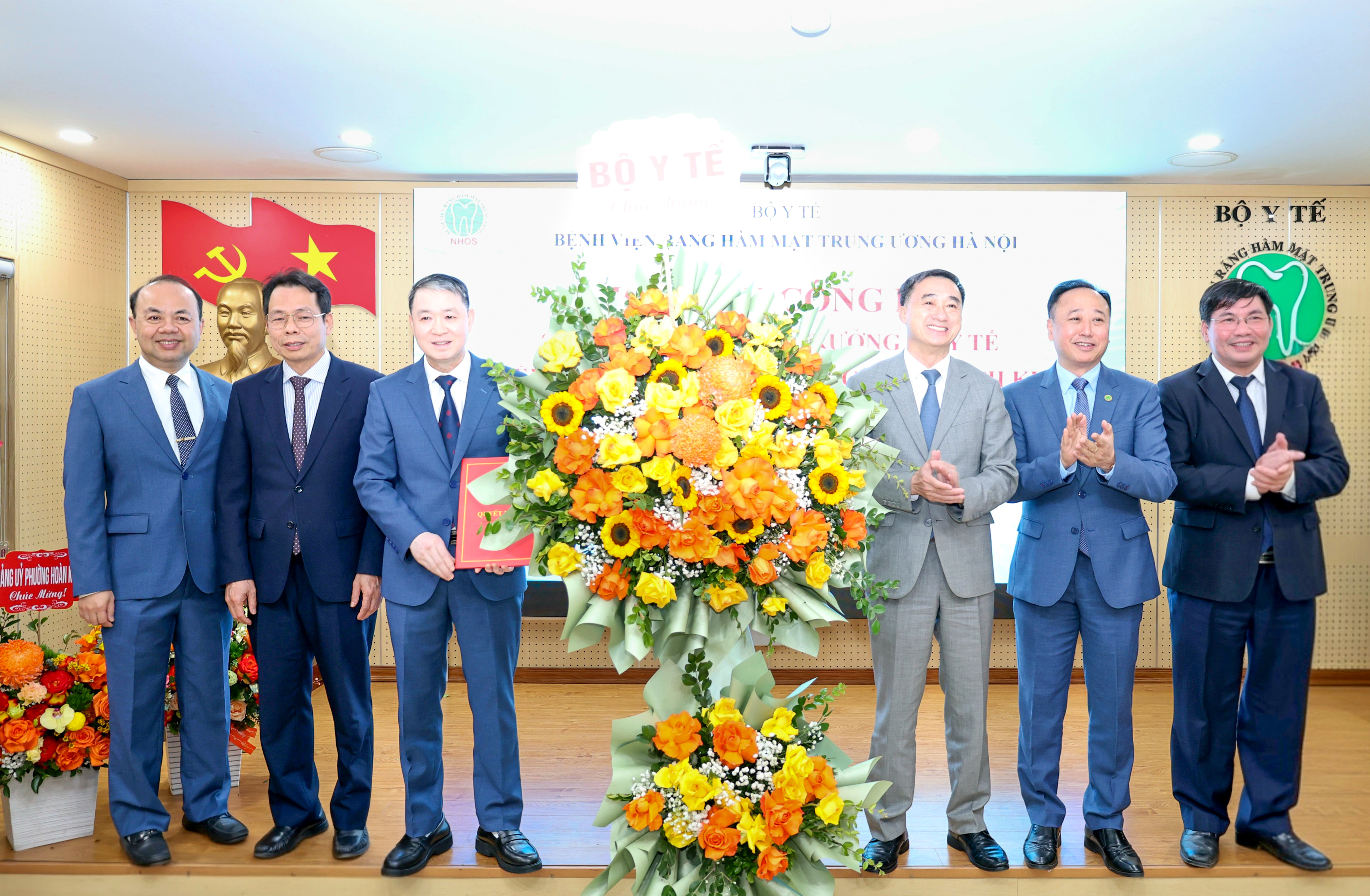 PGS.TS Lê Ngọc Tuyến nhận hoa chúc mừng của Bộ Y tế